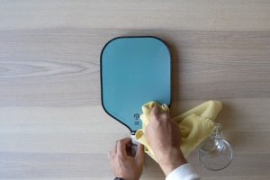dung-vai-chat-lieu-khong-xo-de-ve-sinh-vot-pickleball