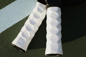 tac-dong-cua-tay-cam-den-trai-nghiem-choi-pickleball-cua-ban.